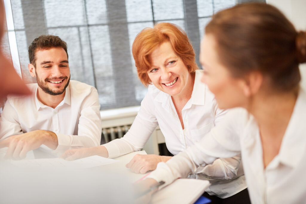 Frau als Senior in einer Team Besprechung